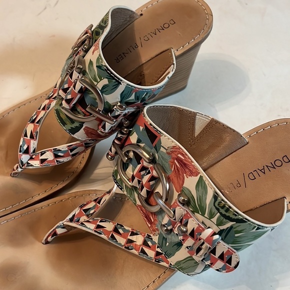 Donald J. Pliner MIMI Sz 7.5 Tropical Print Leather Double Buckle Heel Sandals - Picture 5 of 10